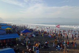 Wisatawan objek wisata laut  Sukabumi mulai berkurang