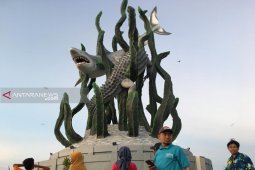 Patung raksasa "Suro" dan "Boyo"  dipadati pengunjung