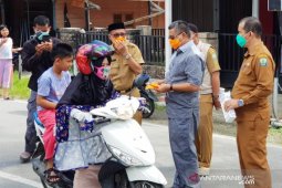 Cegah abu vulkanik, Gunung SInabung, Pemkab Simeulue Aceh bagikan 7.500 masker
