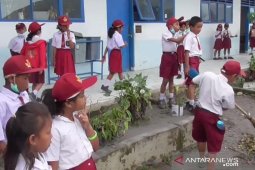 Siswa SD membutuhkan masker (video)