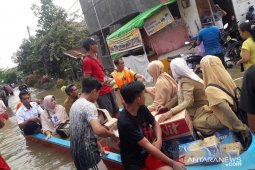 DPMPD Salurkan Bantuan Bagi Korban Banjir Jl Glatik