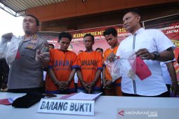 Tiga DPO pembakar Mapolsek Tambelangan menyerahkan diri