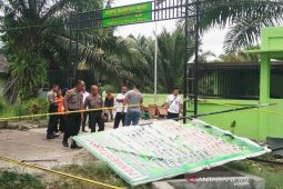 Empat pekerja tersetrum saat memindah baliho satu orang meninggal