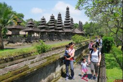 WNA di Bali beraktivitas tanpa gunakan masker