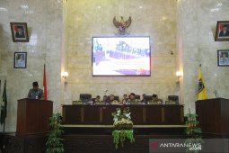 Gubernur Kalsel Memberikan Laporan APBD