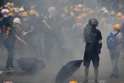 Para pengunjuk rasa Hong Kong bentrok dengan  polisi