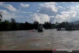 Kapal feri tradisional karam di Long Bagun