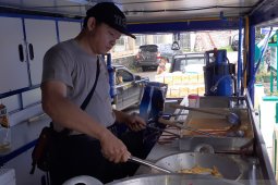 Petugas Mobil Dapur Umum Lapangan Tengah Bekerja