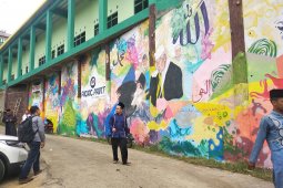 Perusahaan cat bikin mural islami di Pesantren