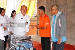 Sekda Bangli serahkan alat bantu penyandang disabilitas lansia