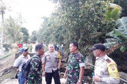 Aparat keamanan pasang garis polisi di jembatan Larike cegah kecelakaan