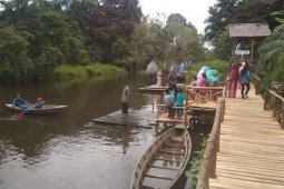 Pengunjung bisa jajal perahu di Lubuk Penyengat