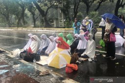 Simpatisan sengketa Pilpres gelar shalat dzuhur  berjamaah
