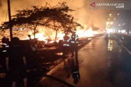 14 mobil damkar atasi kebakaran gudang di  Cikarang