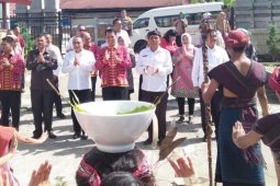 Gubsu motivasi aparatur Pemkab dan pelajar di Samosir