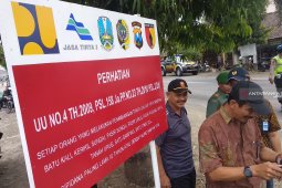 Petugas gabungan pasang pengumuman larangan menambang pasir di Sungai Brantas