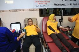 Ning Ita dan Cak Rizal turut donor darah