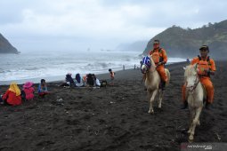 Pemandangan unik, tim SAR Jember patroli gunakan kuda