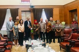 Khofifah harapkan Inggris investasi MRT-LRT di Jatim (Video)