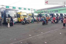 Pemudik di Terminal Induk Bekasi alami penurunan