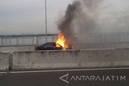 Bus pariwisata PO Purnayasa terbakar di jalan Tol Madiun