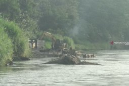 Sebagian warga abaikan larangan menambang pasir di Sungai Brantas
