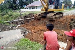 Penanganan darurat jalan amblas di Mukomuko