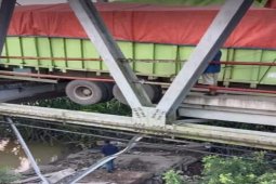 Kemacetan panjang di Jalinsum karena Jembatan Way Mesuji ambles