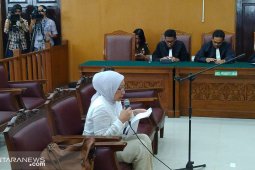 Ratna Sarumpaet bacakan pembelaannya di PN sambil nangis