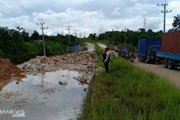 Ruas jalan KIK longsor, arus logistik dan orang terganggu