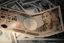 Dolar di kisaran paruh atas 106 yen
