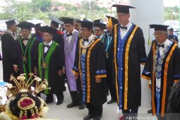 Nico Roozen sang penerima penganugerahan Doctor Honoris Causa ULM