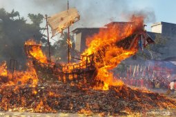 Ribuan wisatawan hadiri Festival Bakar Tongkang