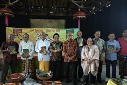 Prof Dibia persembahkan buku untuk Sang Guru Poedijono