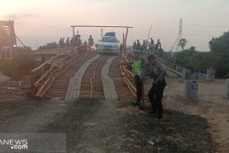 Dua jembatan di Way Mesuji Pematang Panggang yang ambles bisa dilintasi