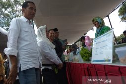 Ibu-ibu penerima kredit mikro diberi motivasi Presiden