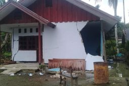 Anggota TNI diterjunkan bantu warga yang terdampak gempa