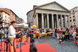 Musik Indonesia di p elataran bangunan bersejarah Pantheon Roma