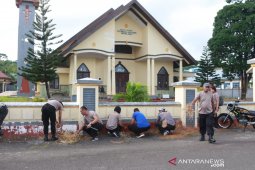 Polres Kepulauan Tanimbar bersihkan rumah ibadah sambut HUT Bhayangkara