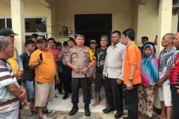 Memaksa ambil pelaku pencurian, warga rusak Mapolsek