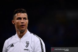 Cristiano Ronaldo berswafoto  bersama fans Juventus