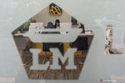 Emas turun tajam