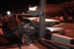 Mobil Avanza rusak berat usai tabrak pembatas jalan di Tebing Tinggi