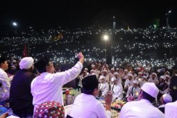 Shalawatan bareng Habib Syech di "Pintu Langit" Ledug Pasuruan