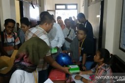 Ratusan warga urus SKCK di Polda Maluku dapat snak