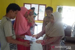 Pemkab Bangka Tengah bagikan 162 Kartu Indonesia Sehat