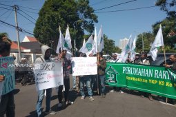 Ratusan warga demo desak pembekuan YKP Surabaya