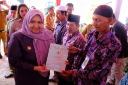Bupati Muarojambi serahkan sertifikat tanah warga Kumpeh Ulu