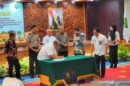 Bupati Kutim ikut tandatangani komitmen pemberantasan korupsi terintegrasi