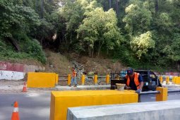 Fasilitas Jembatan Kembar Parapat  yang terdampak longsor dilengkapi